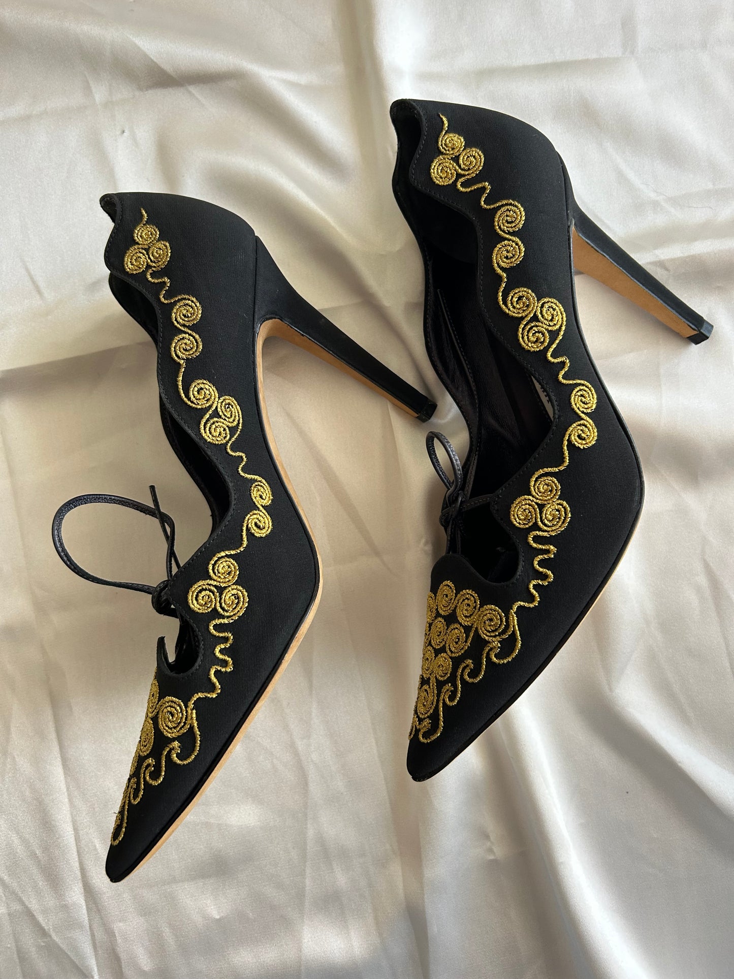 Manolo Blahnik embroidered pumps EU37.5