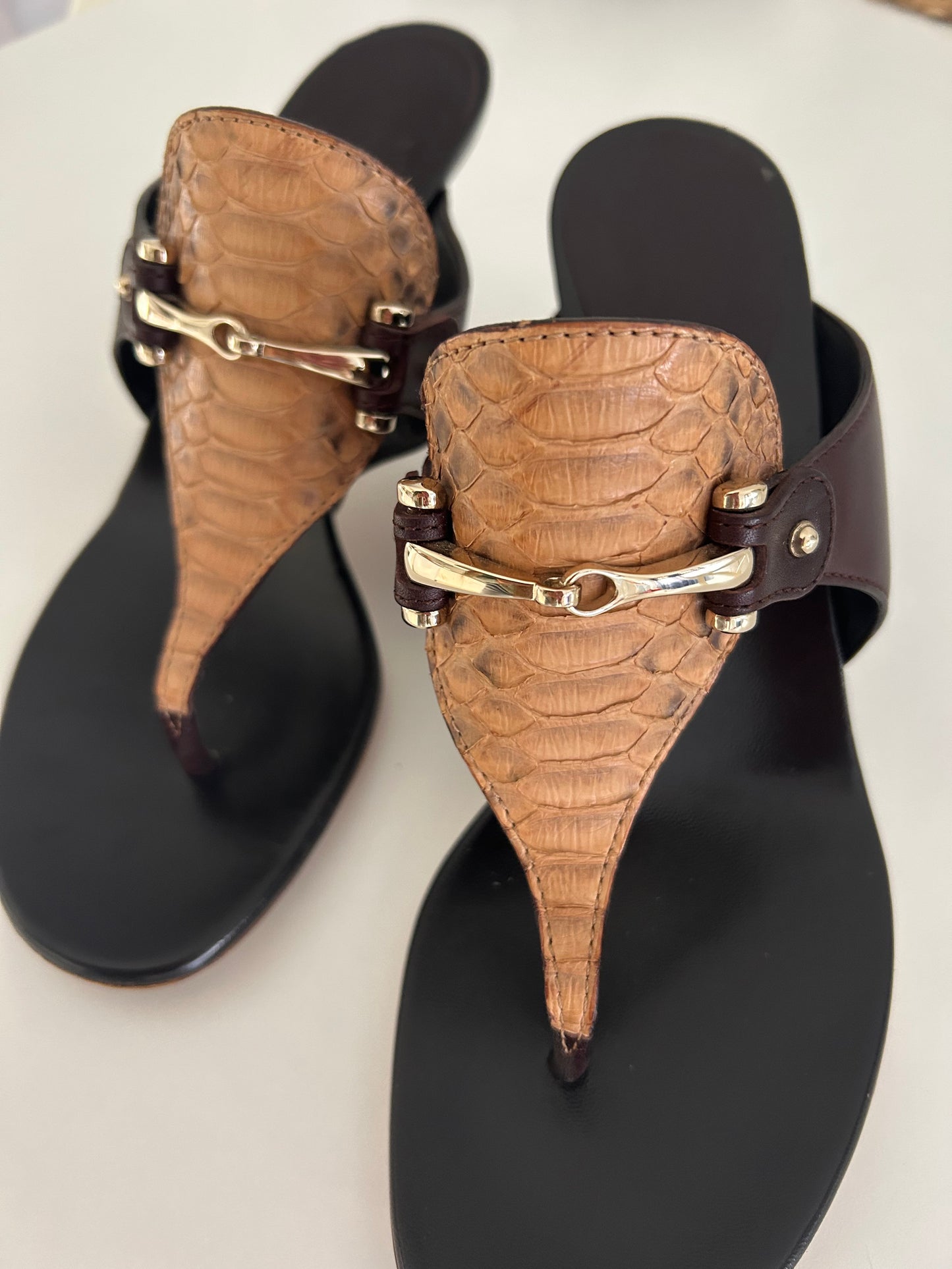 Gucci leather thong sandals EU39
