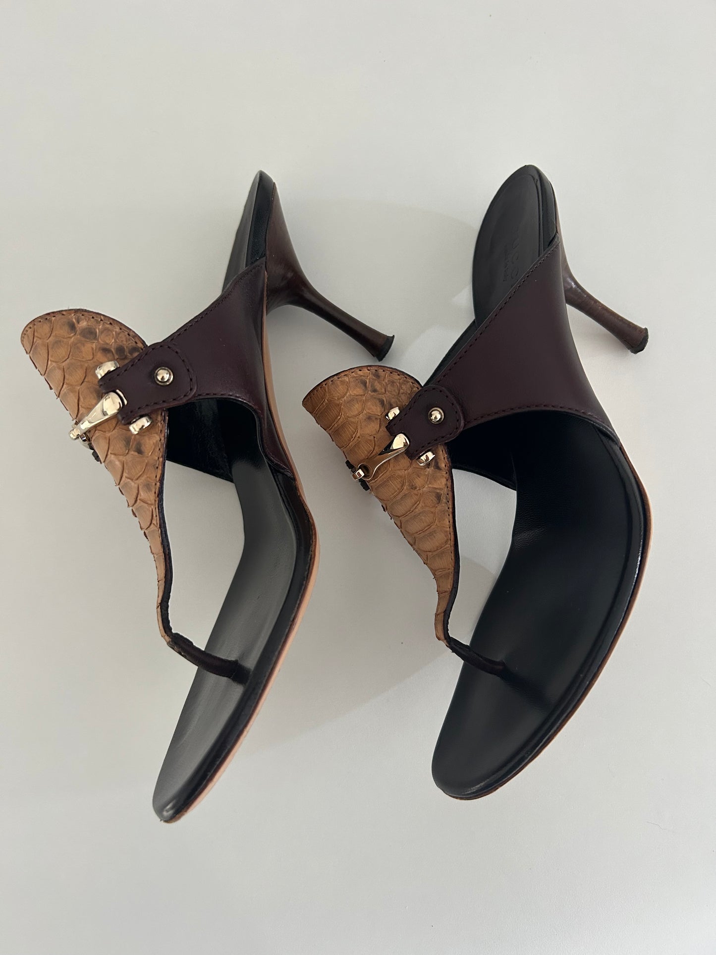 Gucci leather thong sandals EU39