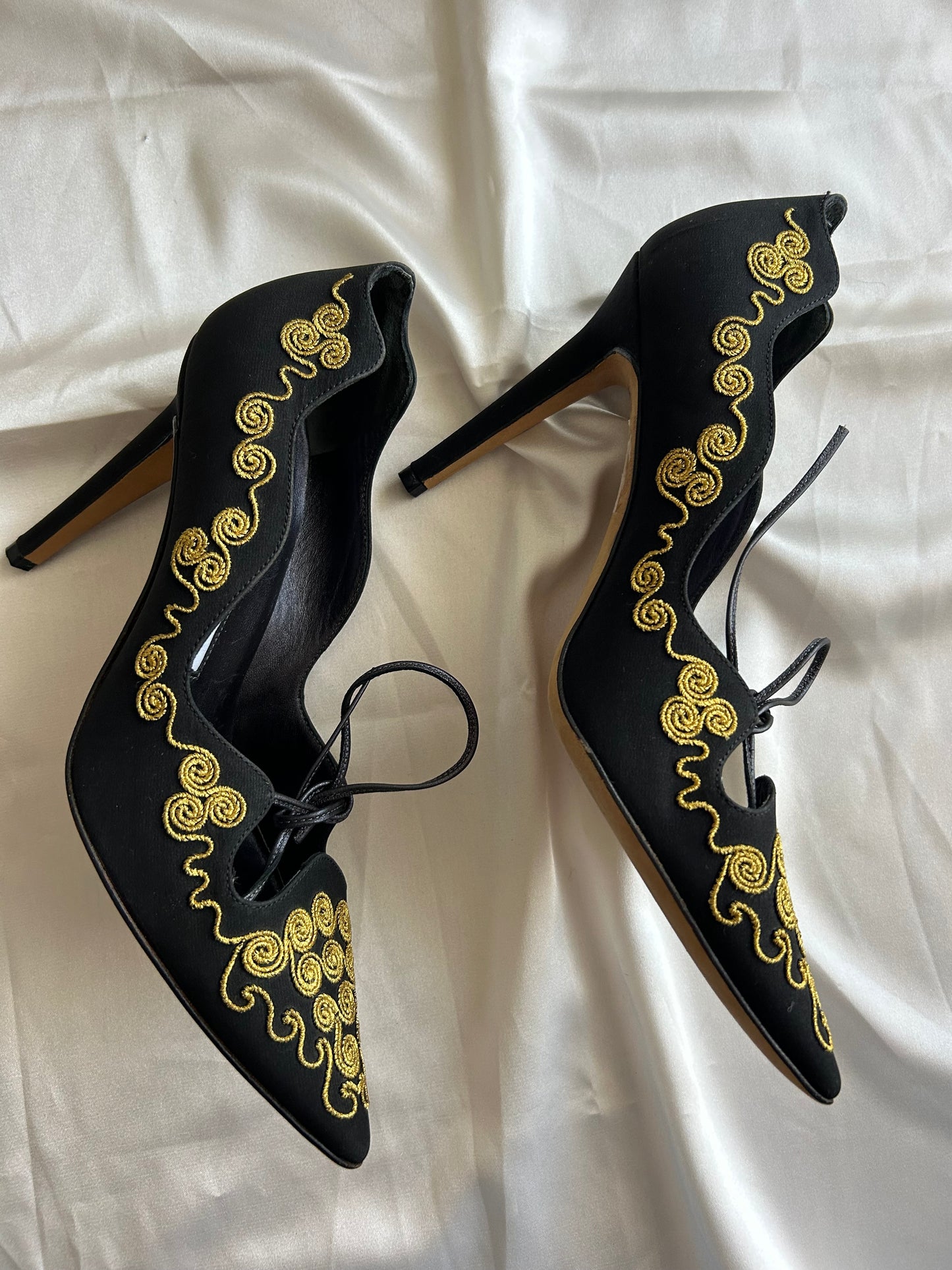 Manolo Blahnik embroidered pumps EU37.5