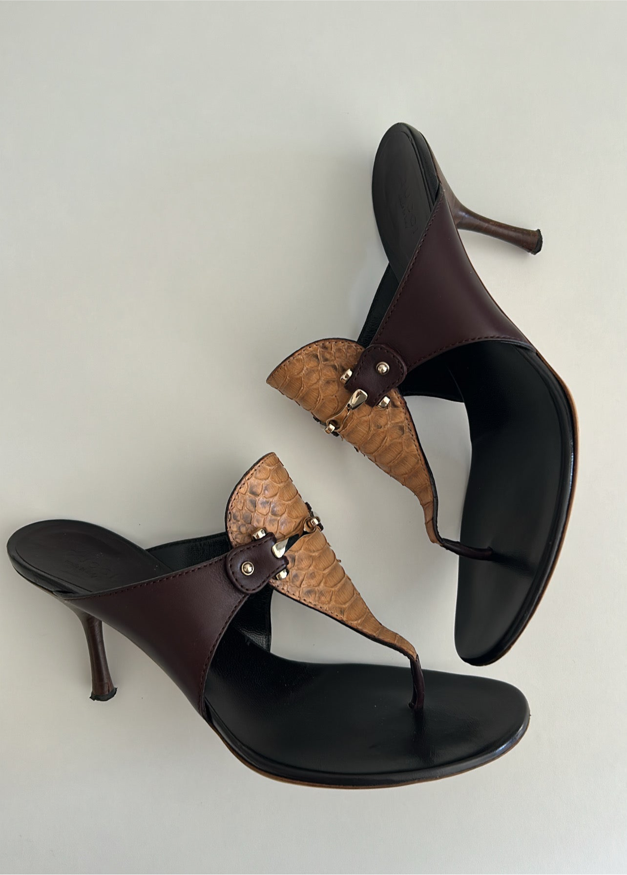 Gucci leather thong sandals EU39