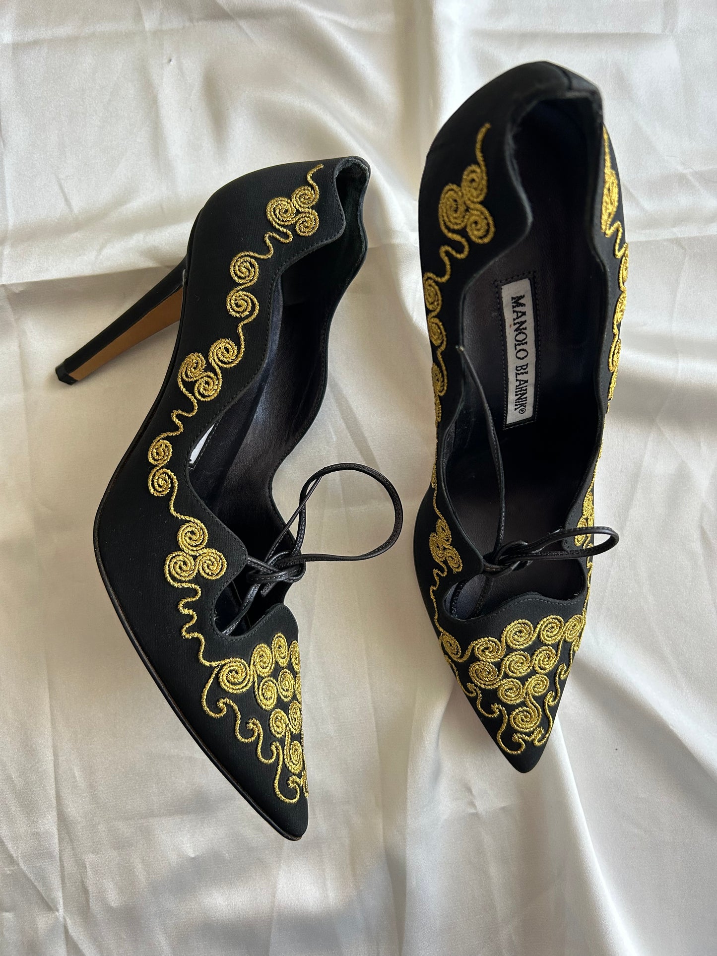Manolo Blahnik embroidered pumps EU37.5