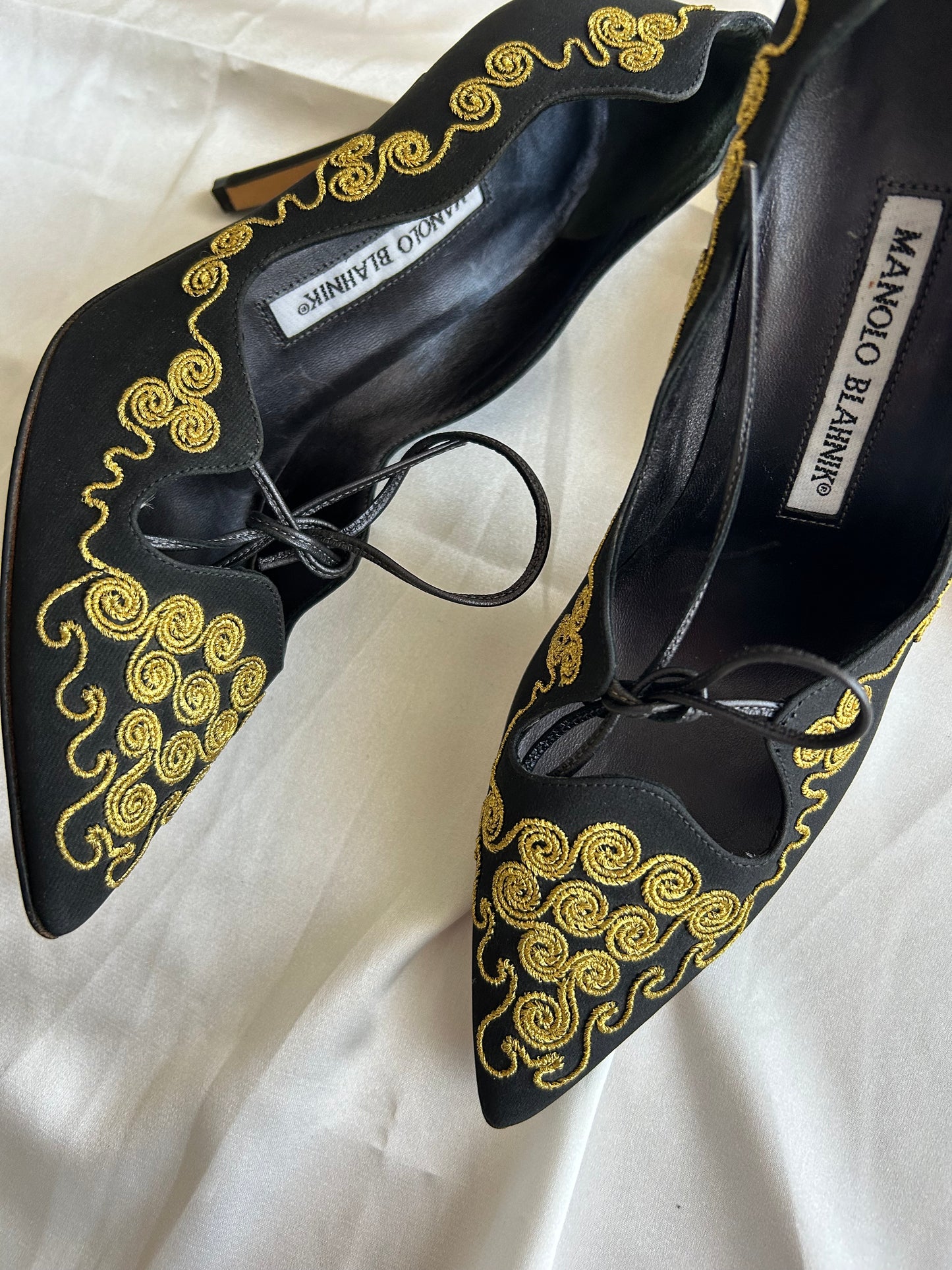 Manolo Blahnik embroidered pumps EU37.5